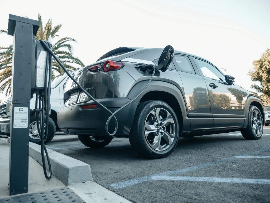 voiture électrique en charge